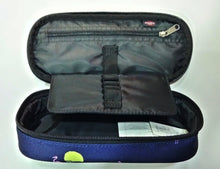 Carica l'immagine nel visualizzatore di Gallery, ASTUCCIO EASTPAK OVALE CON TASCA INTERNA CON ZIP E DIVISORIO PORTAPENNE