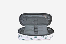 Carica l'immagine nel visualizzatore di Gallery, ASTUCCIO EASTPAK OVALE CON TASCA INTERNA CON ZIP E DIVISORIO PORTAPENNE