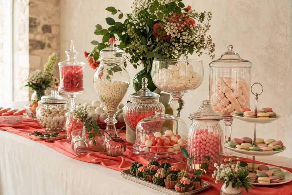 Candy bar elegante con caramelle colorate e presentatore a piani per feste e ricevimenti