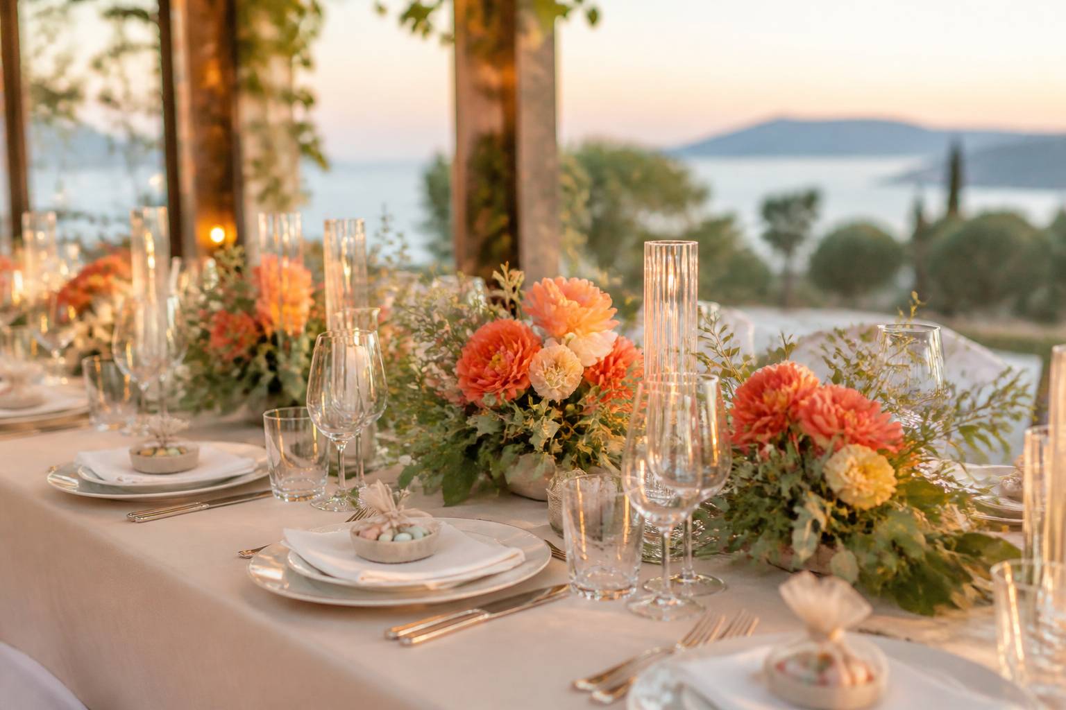 Table de réception de mariage dressée avec centre de table fleuri