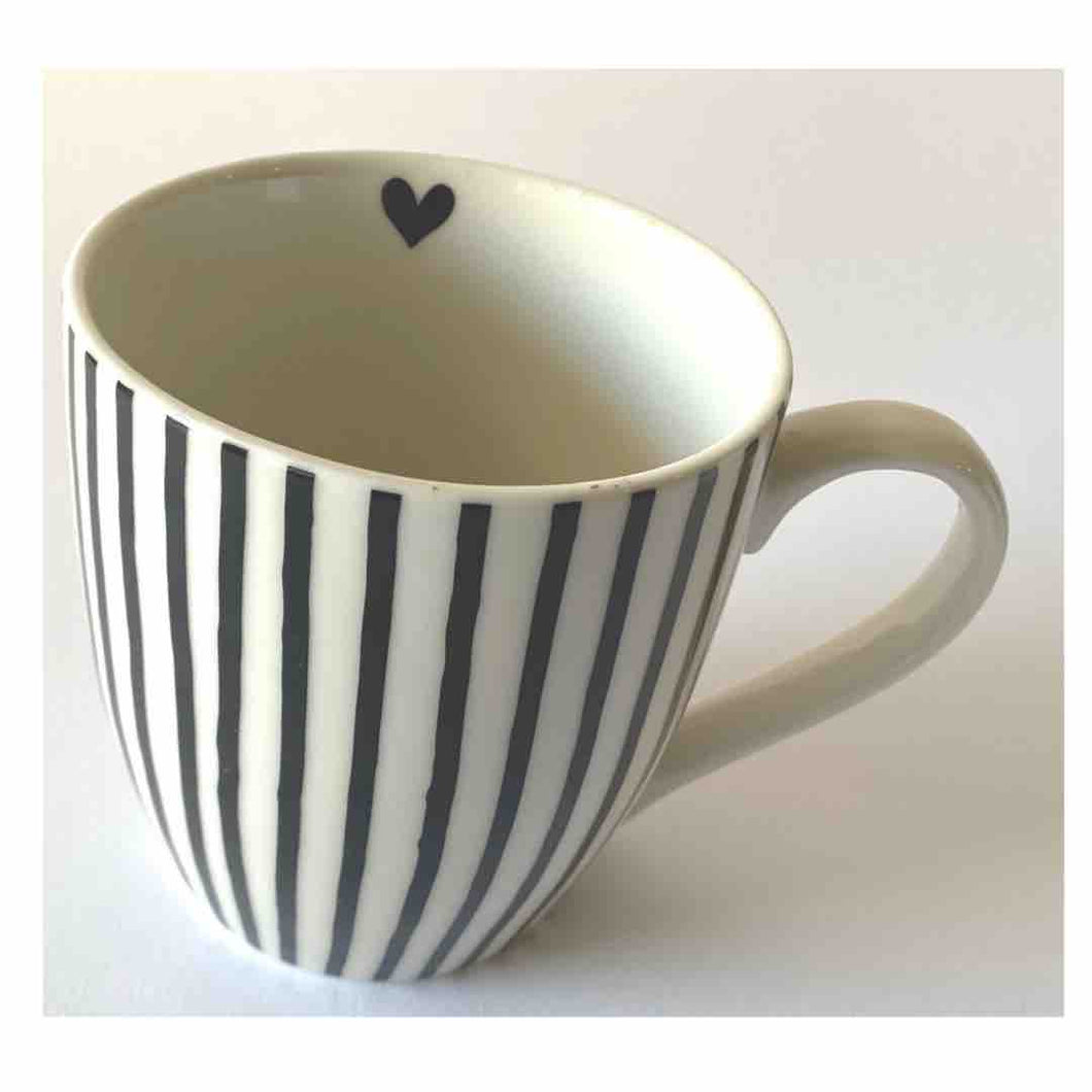 tazza in ceramica bianca con stampa a righe nere irregolari
